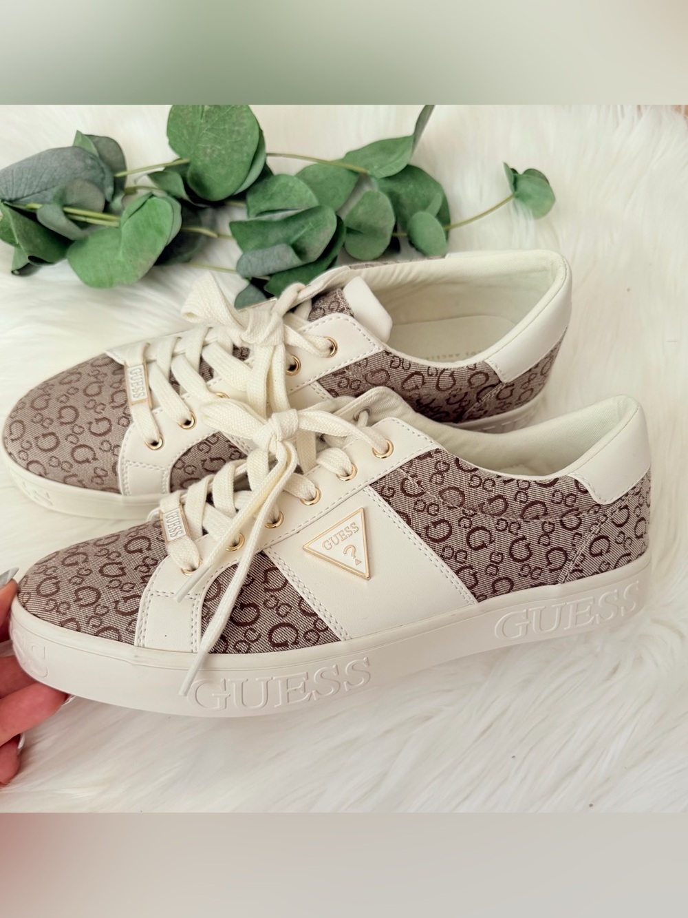 New GUESS Women's  Logo Print Low-Top Sneakers, Size 10
